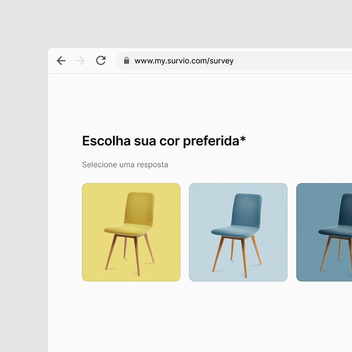 Uma questão modelo apresentando três imagens de cadeiras de design diferentes.