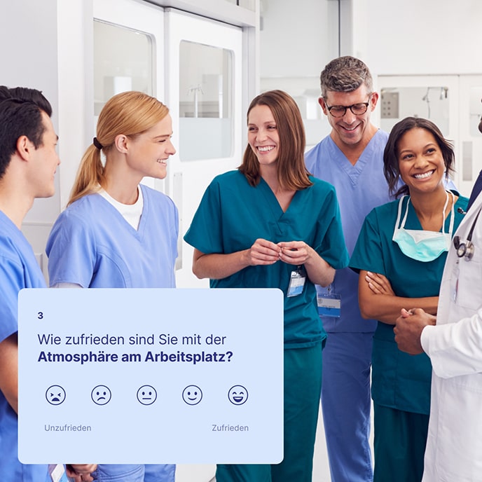 Ein Team von medizinischem Personal unterhält sich freundlich auf einem Krankenhausflur.