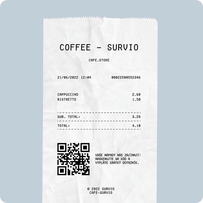 Účtenka z kavárny s QR kódem a zprávou pro zákazníky, aby ohodnotili službu v online dotazníku