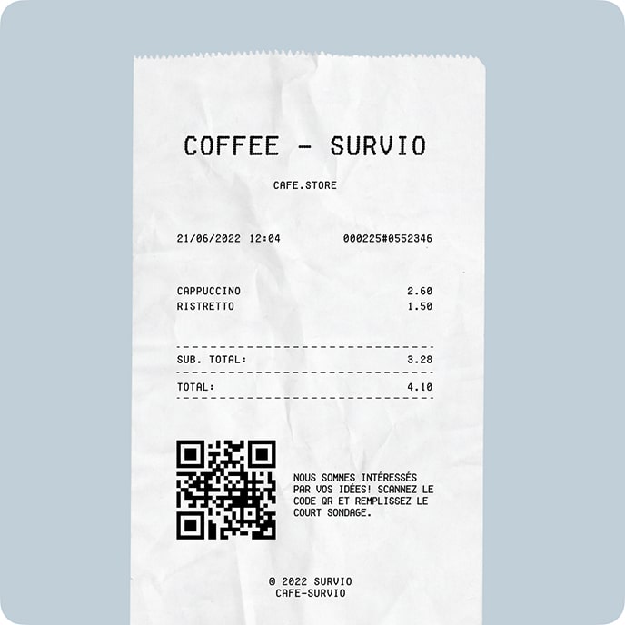 Un reçu d´un café avec un code QR et un message pour que les clients évaluent le service dans le sondage en ligne.