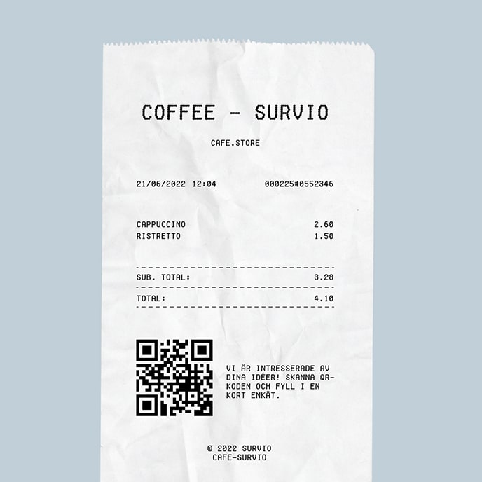 Ett kafékvitto med QR-kod och ett meddelande till kunden om att betygsätta belåtenheten i en online-enkät