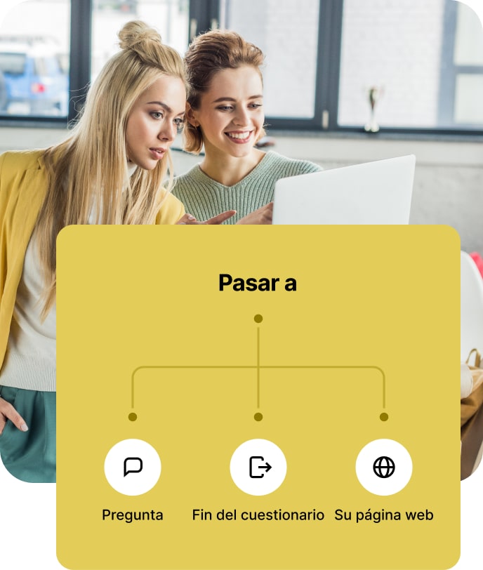 Dos mujeres completando cuestionario en un laptop.