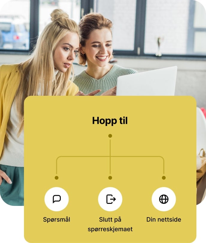 To damer besvarer en undersøkelse på en laptop.
