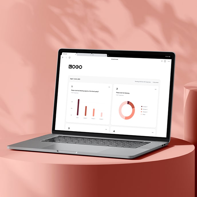 Klēpjdators ar informācijas paneli, kurā redzami aptaujas rezultāti