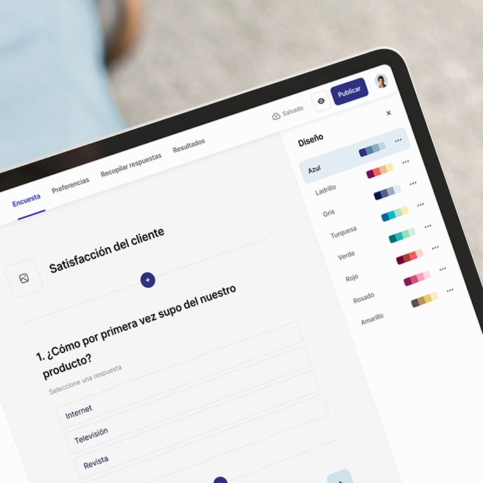 Una tableta con editor de encuestas