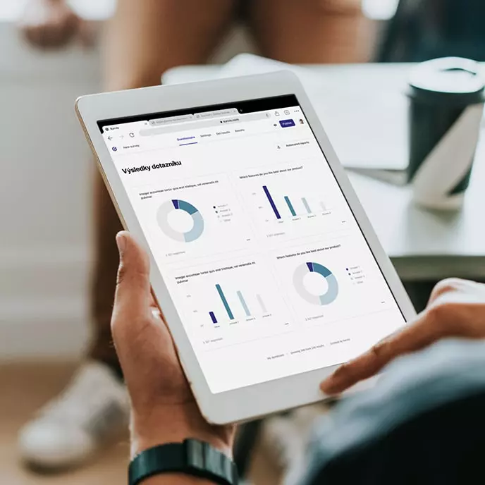 Tablet zobrazující výsledky průzkumu v přehledném dashboardu