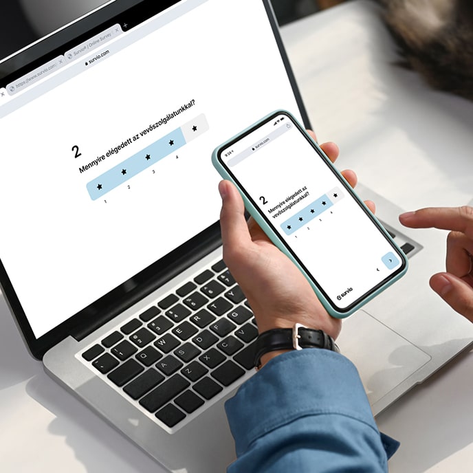 Egy laptopon és mobiltelefonon megjelenített csillagokkal értékelő kérdés a Survio platform eszközre reagáló kialakításának bemutatására