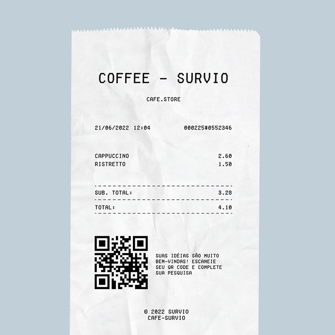 O recibo de uma cafeteria com um código QR e uma mensagem para os clientes para acessarem o serviço em uma pesquisa online
