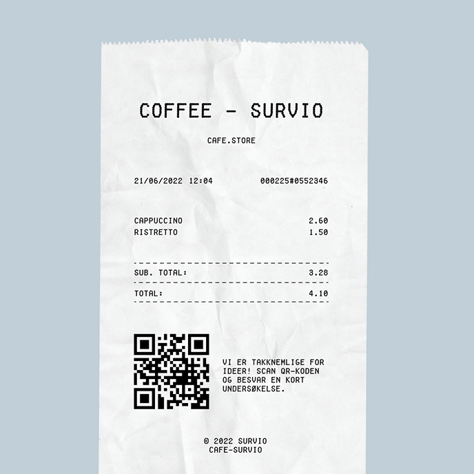 En kvittering fra en kafé som har en QR-kode og en forespørsel til kunden om å gi tilbakemelding via undersøkelsen.
